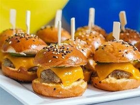 Mini cheeseburger με ψωμί μπριός
