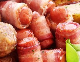 Λουκάνικα με μπέικον καραμελωμένα