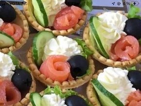 Ταρτάκι με σολομό, ελιά, αγγούρι & σως